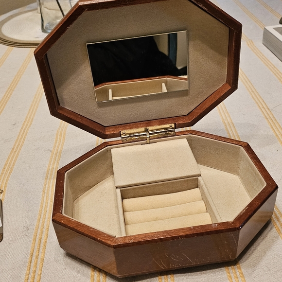 Vintage Jewlery Music Box - Picture 2 of 4